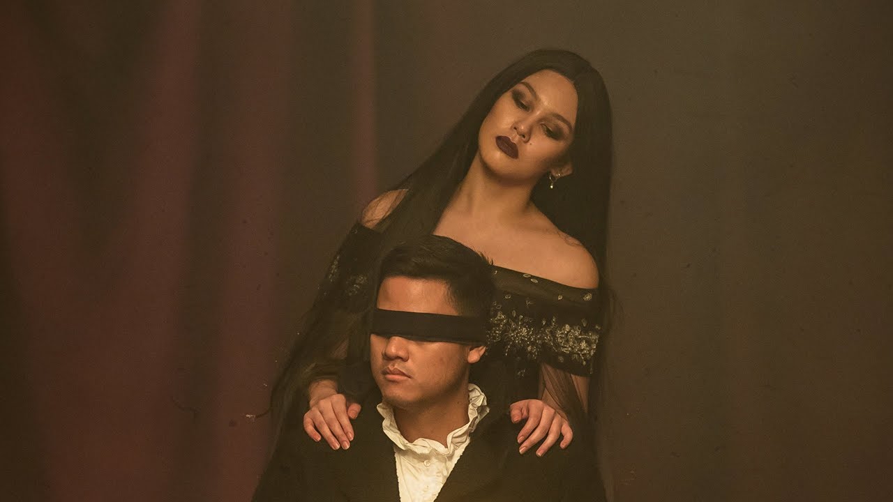 Cuplikan video klip di mana Astra dengan mata tertutup dan seorang perempuan berdiri di belakangnya